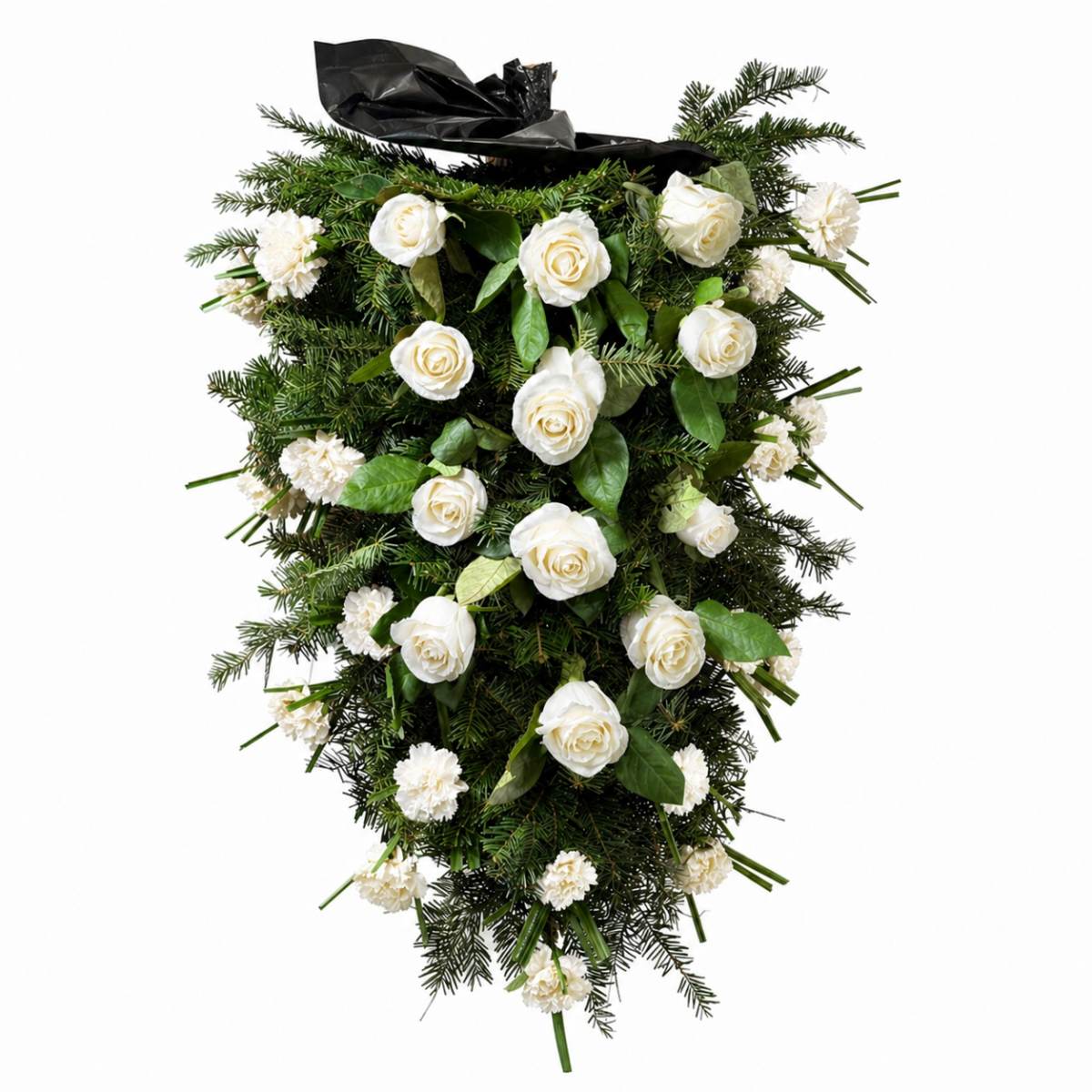 Jerbă funerară cu trandafiri albi, garoafe albe și brad natural pe fundal alb