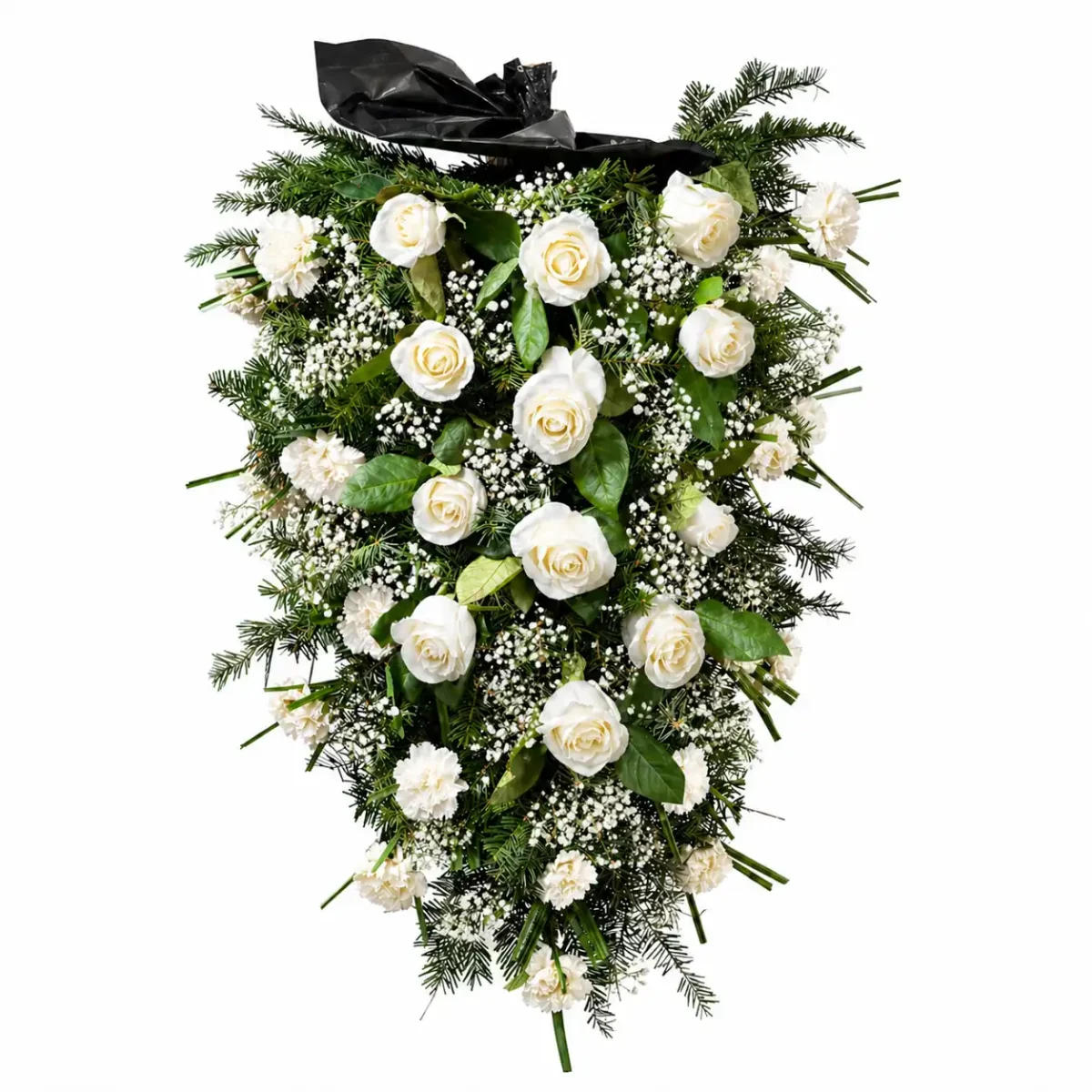 Coroană funerară albă cu trandafiri, garoafe și gipsofilă pe suport cu verdeață naturală