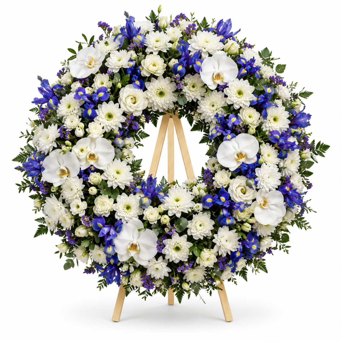 Coroană funerară rotundă cu iris albastru, orhidee albe, crizanteme și trandafiri albi