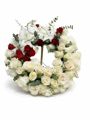 Coroană funerară Crini imperiali și trandafiri formă rotundă pe burete umed, cu livrare gratuită în toate sectoarele din București.
